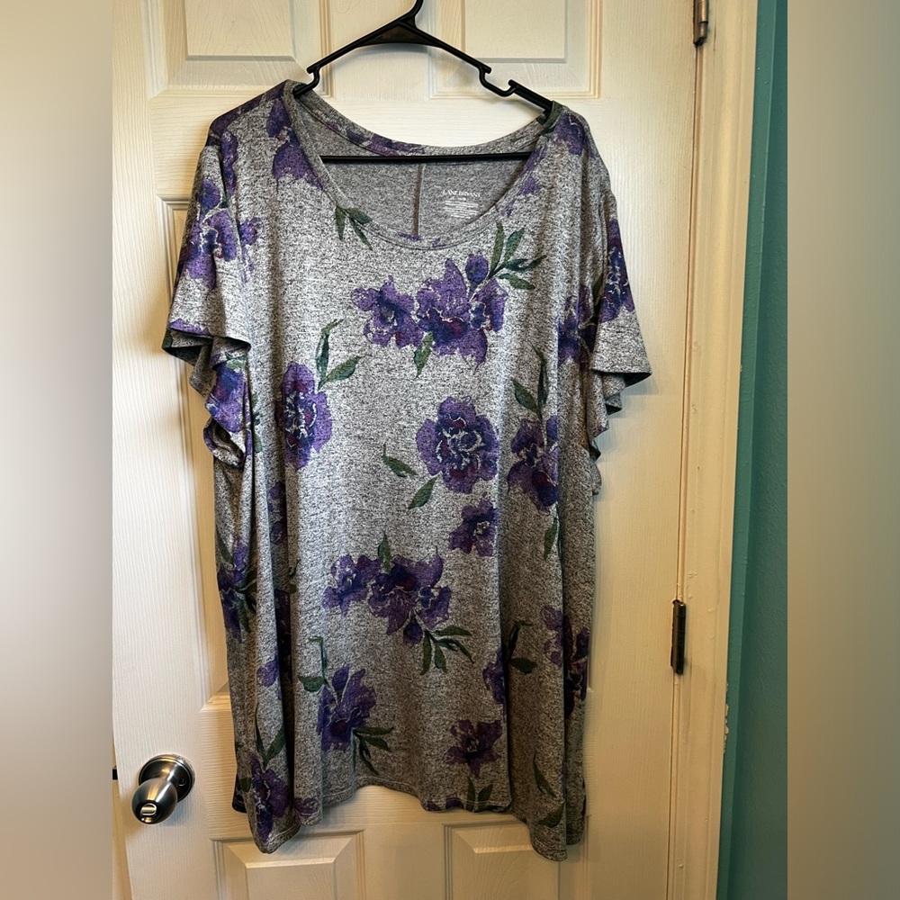 Short Sleeve Gray Top woth Purple Flowers